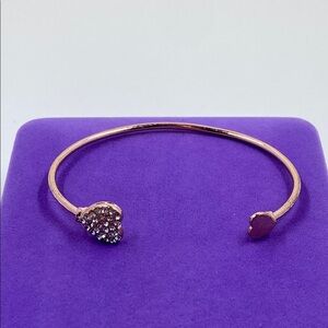 💛 Elegant Heart Bangle Bracelet